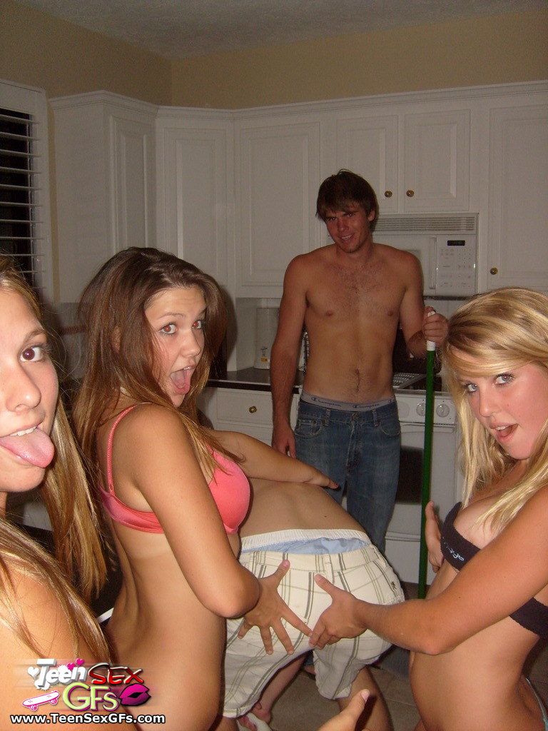 Teen girls sex party  Bild