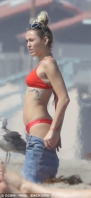Miley cyrus bikini jog video