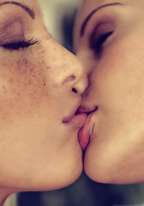 Bonbon reccomend Lesbian free kisses girls kiss girls